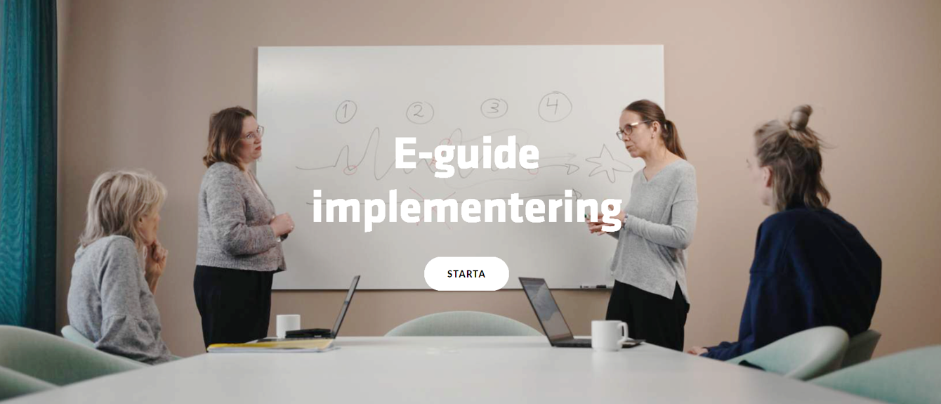 Fyra personer vid ett mötesbord och orden E-guide implementering